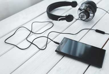 攀上高枝！比亚迪重金赞助曼城，网友调侃：王钰栋终于有机会踢欧冠了